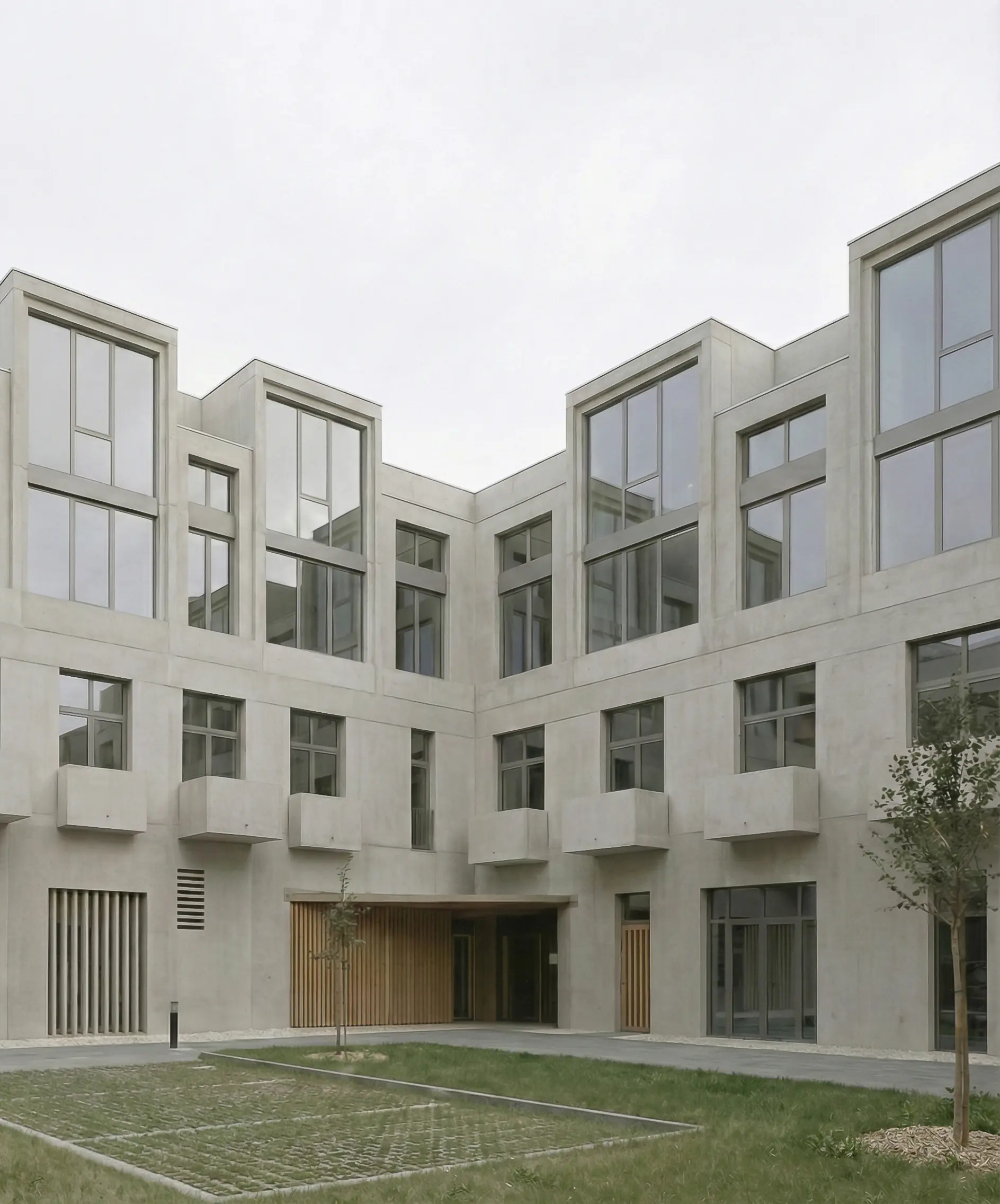 Nowoczesny budynek mieszkalny z jasnego betonu architektonicznego z rytmiczną elewacją